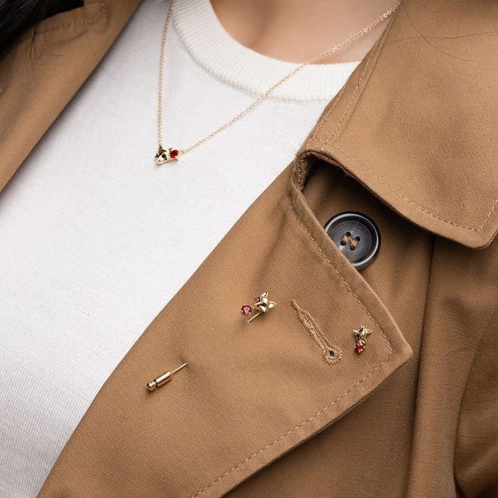 Pin de solapa de zorro con granate gardenia en oro amarillo de 9 quilates