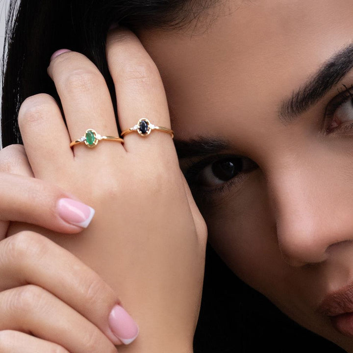 Anillo clásico ovalado de esmeralda y diamantes en oro amarillo de 9 quilates