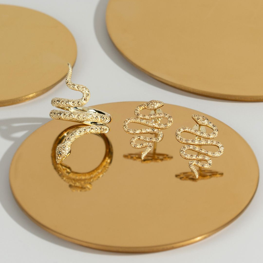 Aretes estilo serpiente estilo art nouveau con marcasita en plata chapada en oro de 18 quilates