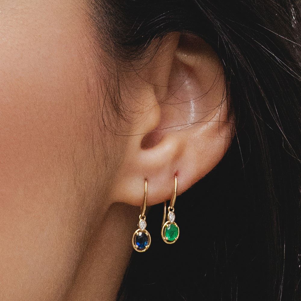 Pendientes colgantes clásicos de esmeralda ovalada y diamantes redondos en oro amarillo de 9 quilates