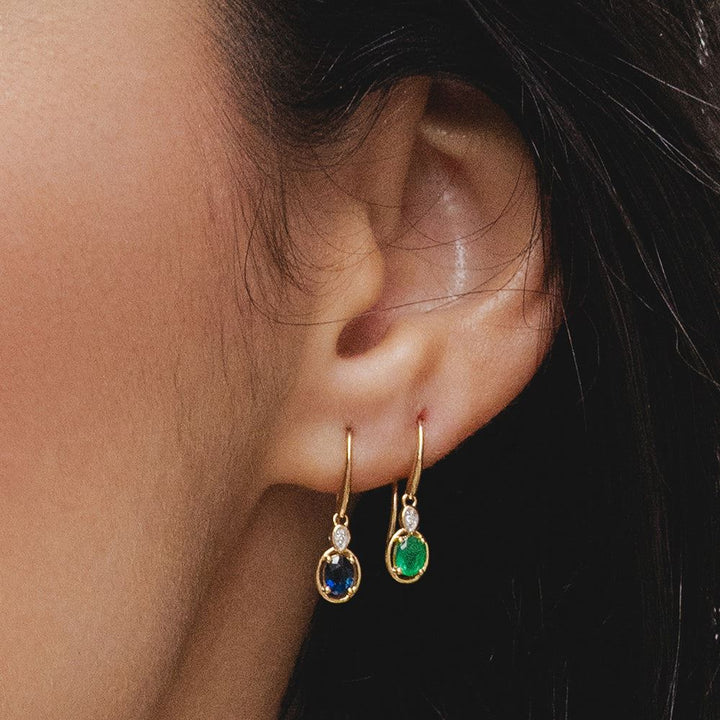 Pendientes colgantes clásicos de esmeralda ovalada y diamantes redondos en oro amarillo de 9 quilates
