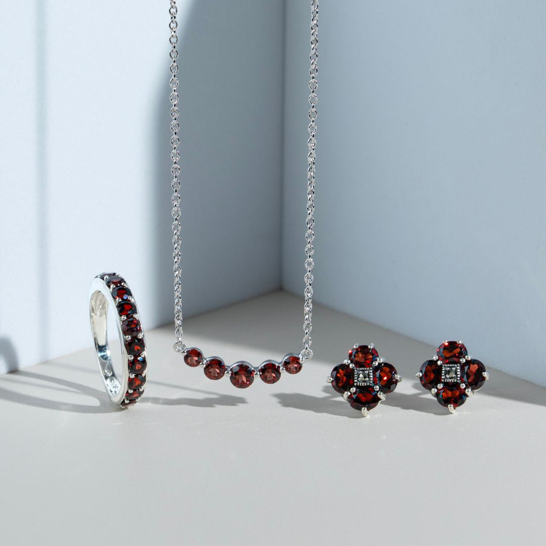 Juego de collar y anillo con cinco piedras de granate redondo clásico en plata de ley 925