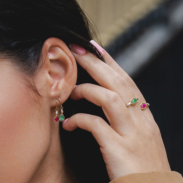 Pendientes colgantes clásicos de rubí y diamantes en forma de pera en oro amarillo de 9 quilates