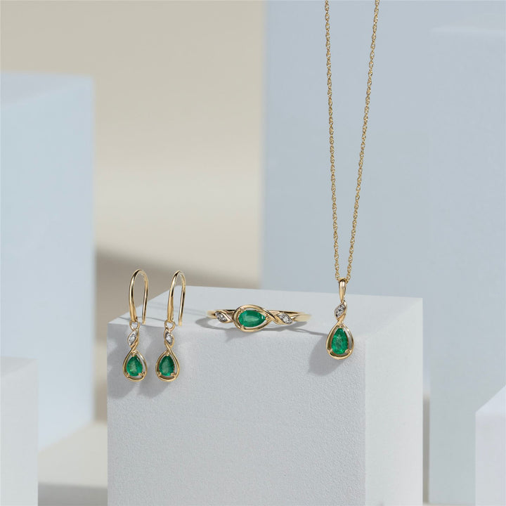 Pendientes clásicos de pera con esmeralda y diamantes en oro amarillo de 9 quilates.