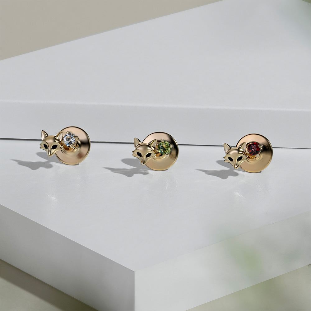 Pin de zorro con peridoto y gardenia en oro amarillo de 9 quilates