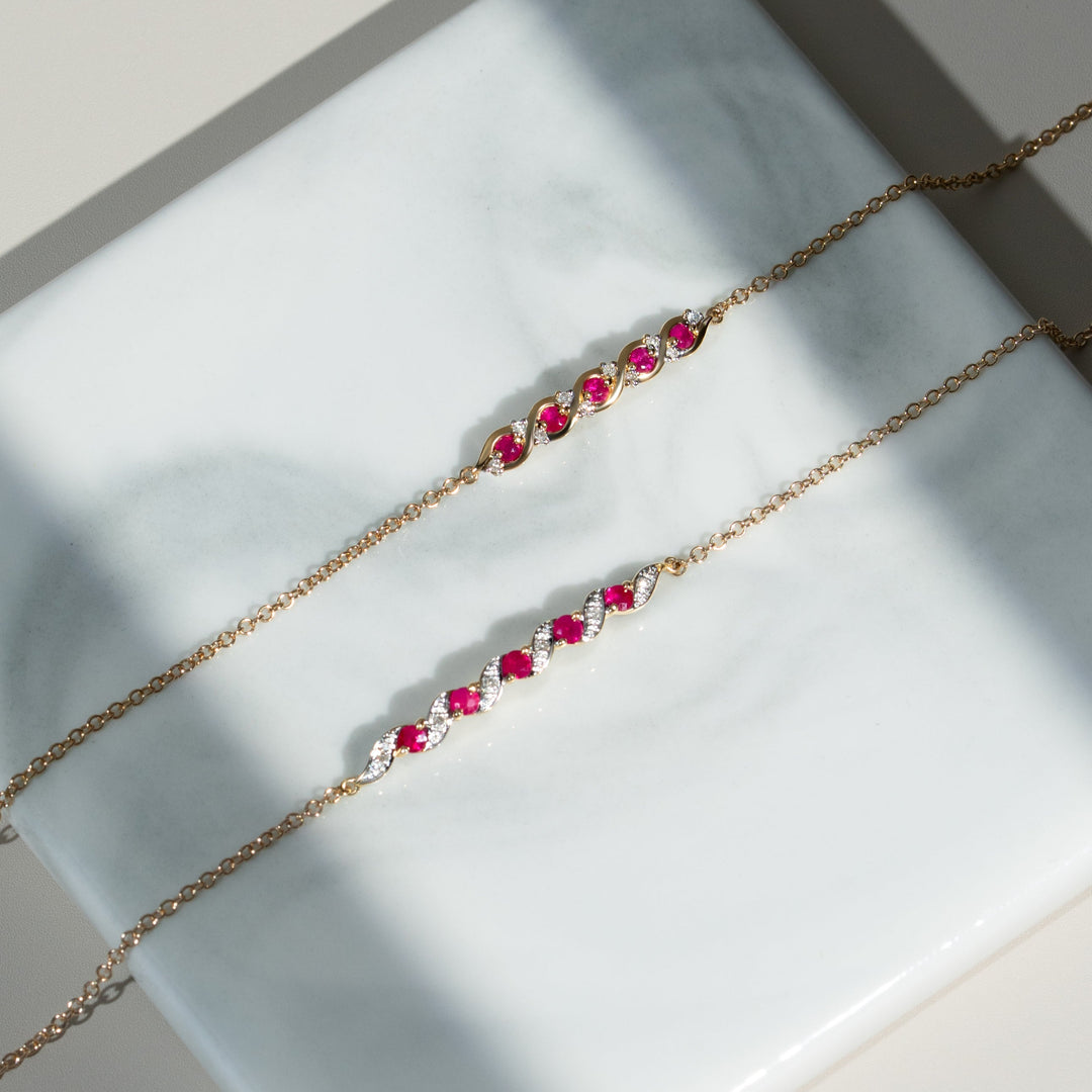 Brazalete torcido de estilo clásico con cinco rubíes y diamantes en oro amarillo de 9 quilates
