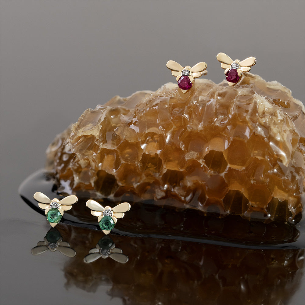 Pendientes de abeja con esmeralda y diamantes inspirados en panal en oro amarillo de 9 quilates