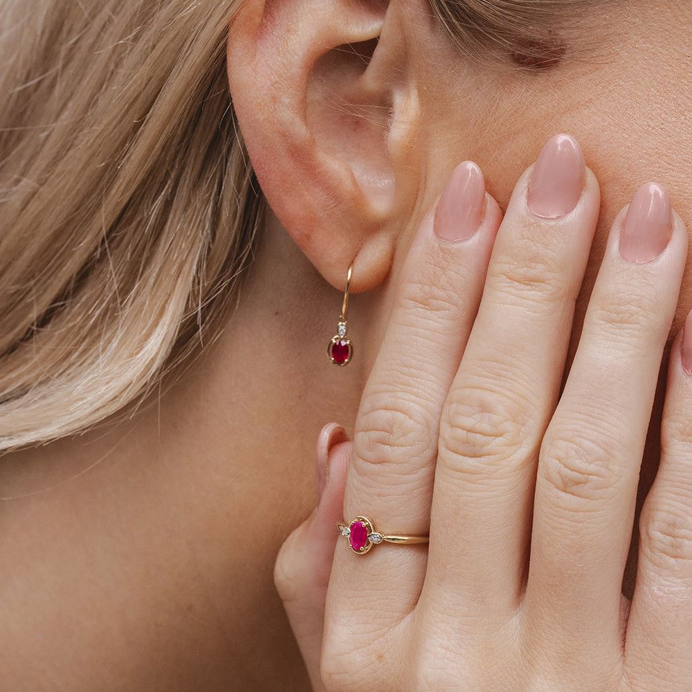 Pendientes colgantes clásicos de rubí ovalado y diamante redondo en oro amarillo de 9 quilates