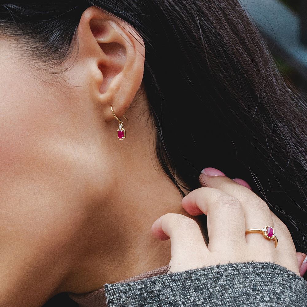 Pendientes colgantes clásicos de rubí baguette y diamantes en oro amarillo de 9 quilates