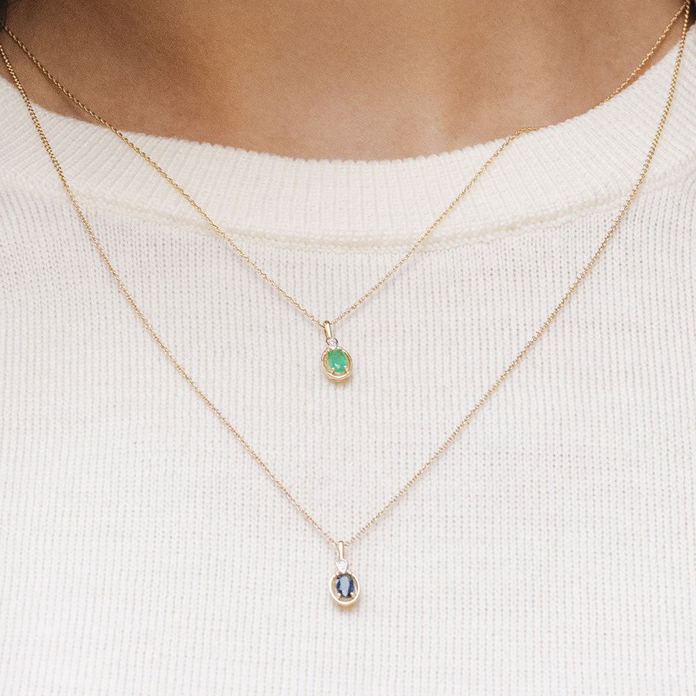 Collar clásico con colgante de esmeralda ovalada y diamante redondo en oro amarillo de 9 quilates
