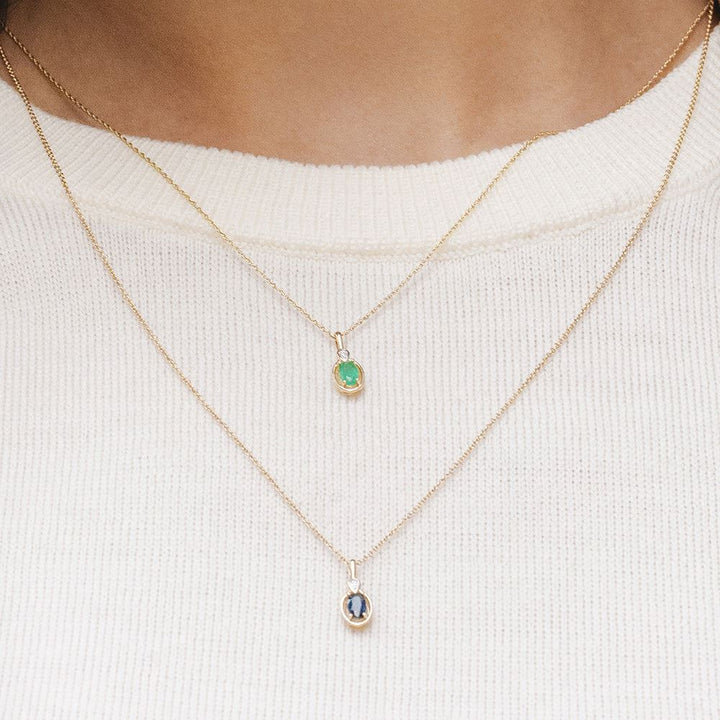 Collar clásico con colgante de esmeralda ovalada y diamante redondo en oro amarillo de 9 quilates