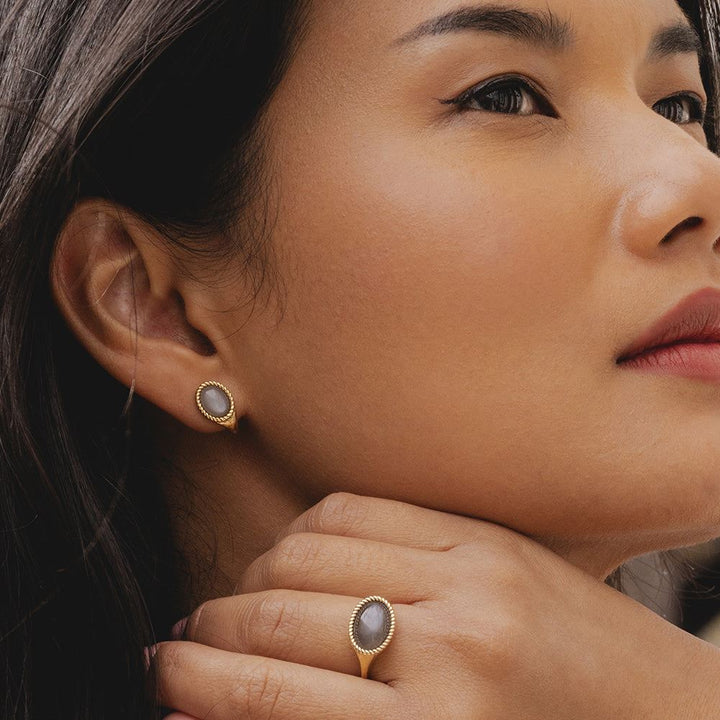 Pendientes clásicos de piedra lunar negra ovalada en oro amarillo de 9 quilates.