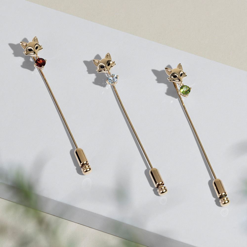 Pin de solapa de zorro con granate gardenia en oro amarillo de 9 quilates