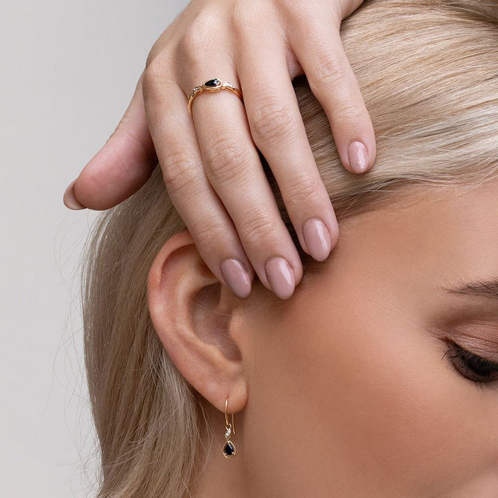 Anillo clásico de zafiro pera y diamantes en oro amarillo de 9 quilates
