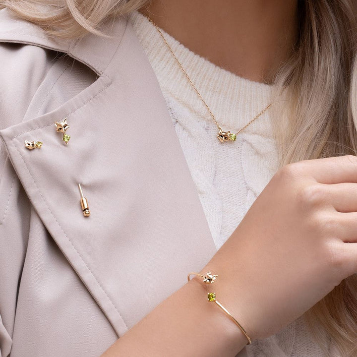 Pin de zorro con peridoto y gardenia en oro amarillo de 9 quilates