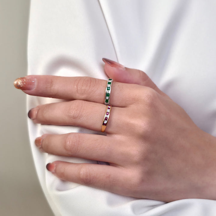 Anillo clásico de media eternidad con diamante y esmeralda cuadrada en oro blanco de 9 quilates
