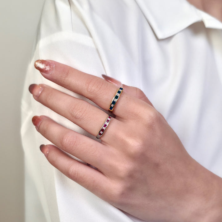 Anillo clásico de media eternidad con diamantes y rubíes cuadrados en oro blanco de 9 quilates