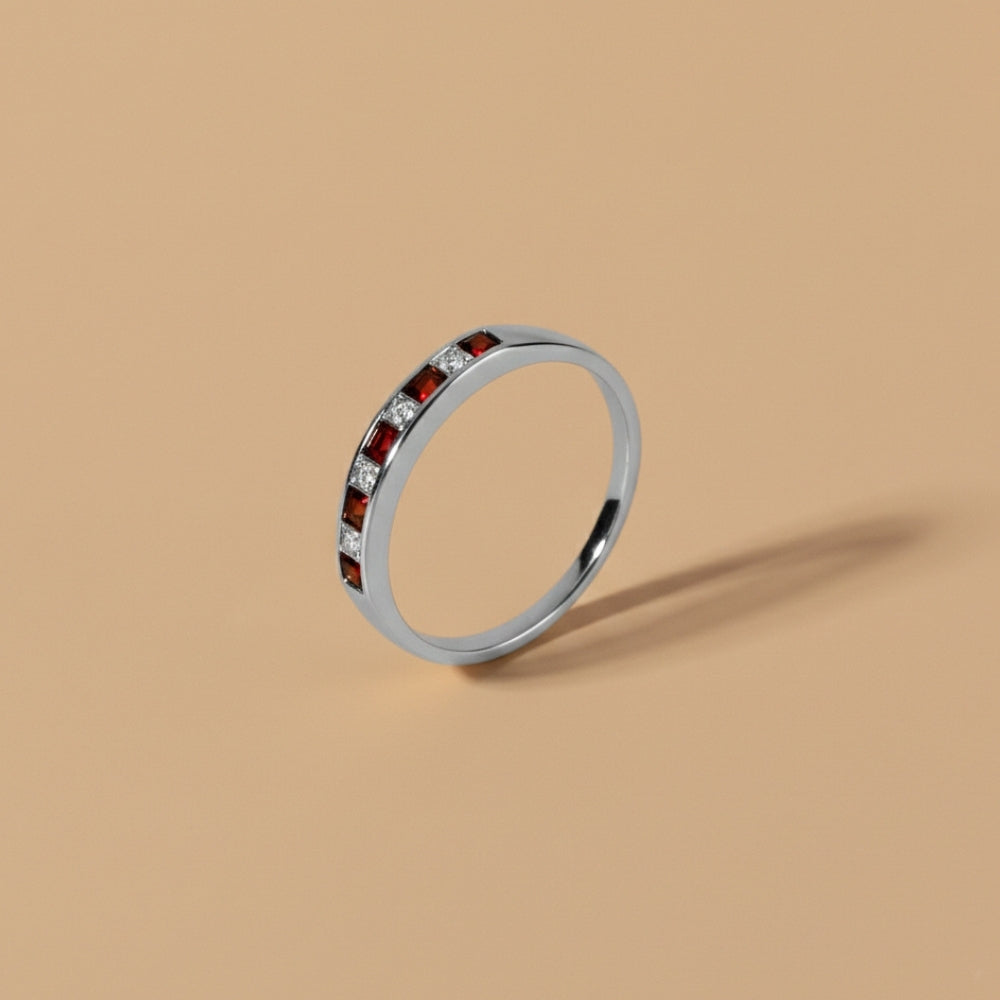 Anillo clásico de media eternidad con diamantes y rubíes cuadrados en oro blanco de 9 quilates