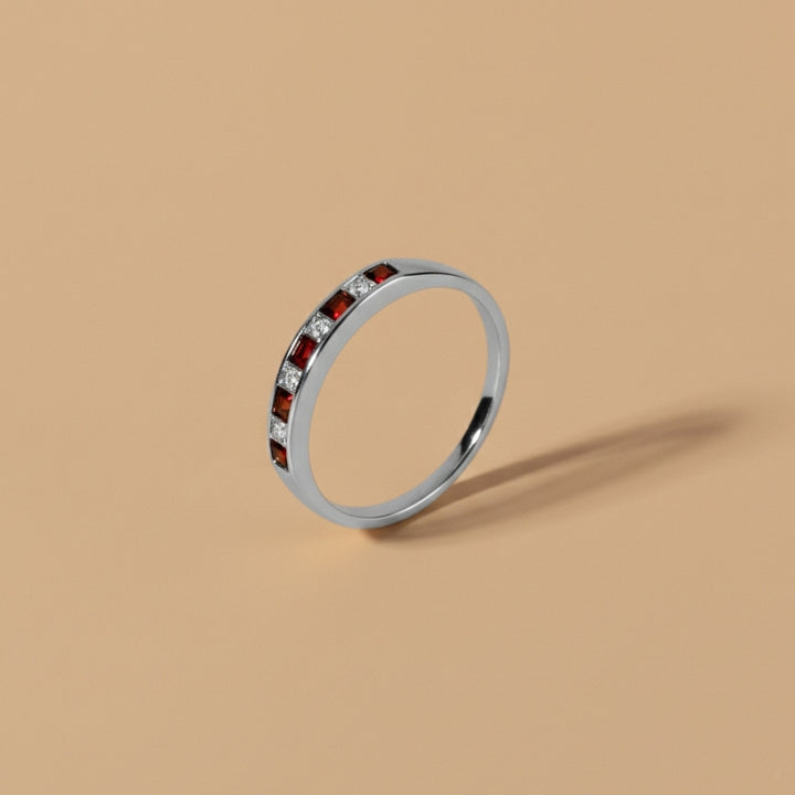 Anillo clásico de media eternidad con diamantes y rubíes cuadrados en oro blanco de 9 quilates