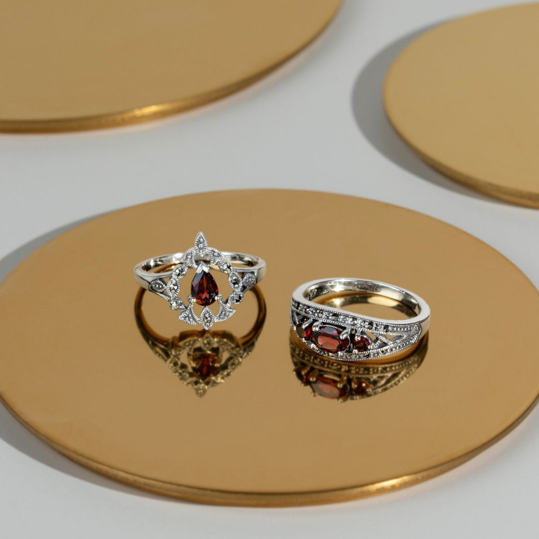 Anillo llamativo con guirnalda de marcasita y granate pera estilo victoriano en plata