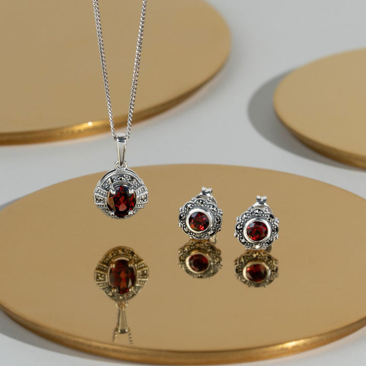 Aretes redondos estilo Art Nouveau con flores de granate y marcasita en plata de ley 925