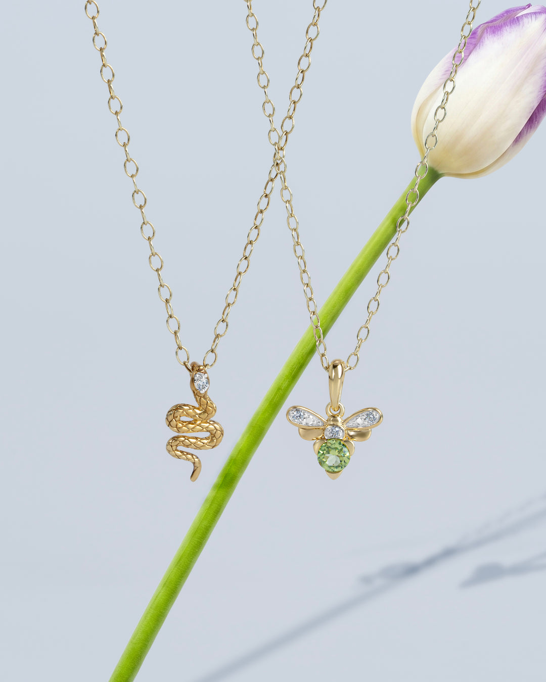 Colgante ECFEW™ con forma de serpiente y esmeralda en oro amarillo de 9 quilates