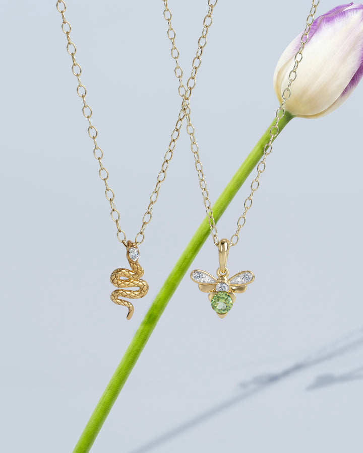 Colgante ECFEW™ con forma de serpiente y esmeralda en oro amarillo de 9 quilates