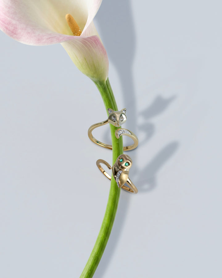Anillo de búho con esmeralda gardenia y zafiro blanco en oro amarillo de 9 quilates