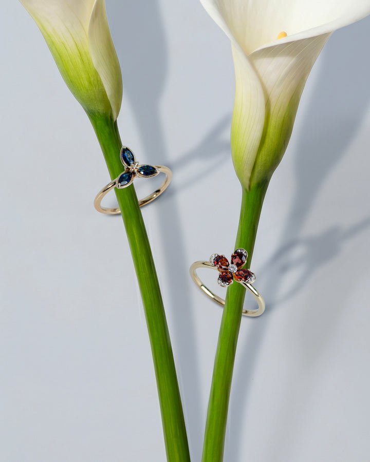 Anillo floral con granates y diamantes en oro amarillo de 9 quilates