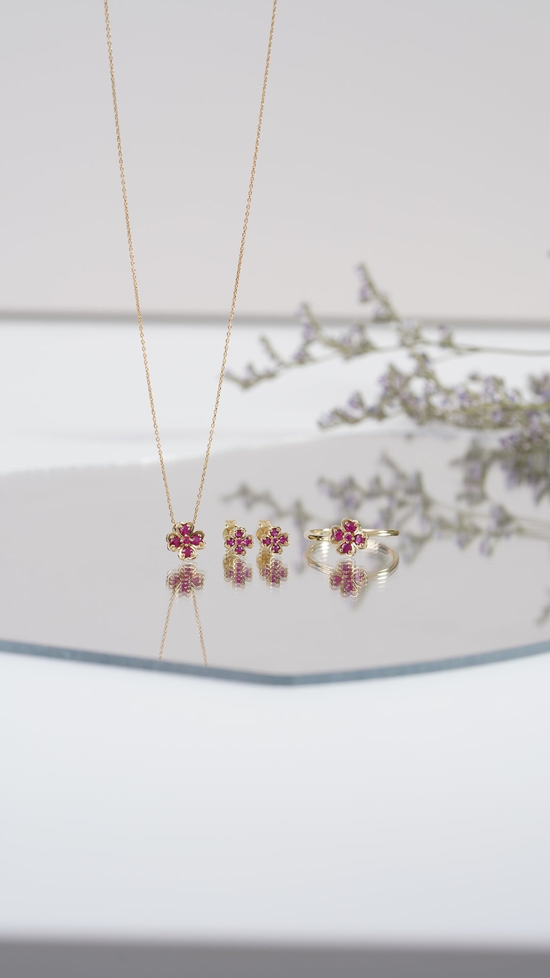 Collar con colgante de trébol y rubí redondo con gardenia en oro amarillo de 9 quilates