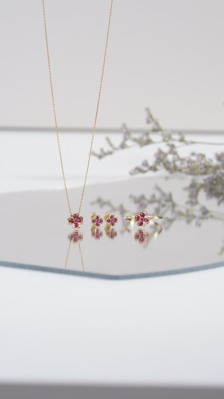 Collar con colgante de trébol y rubí redondo con gardenia en oro amarillo de 9 quilates
