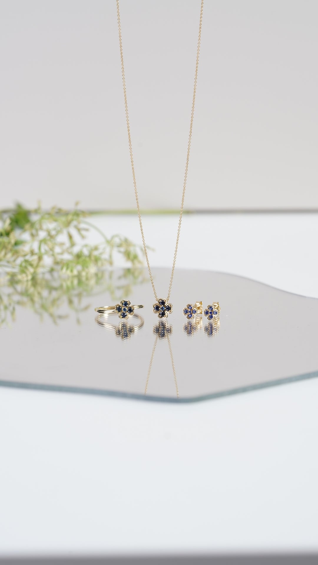 Collar con colgante de trébol y zafiro redondo de gardenia en oro amarillo de 9 quilates