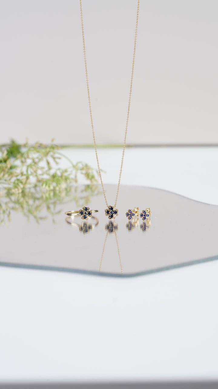 Collar con colgante de trébol y zafiro redondo de gardenia en oro amarillo de 9 quilates