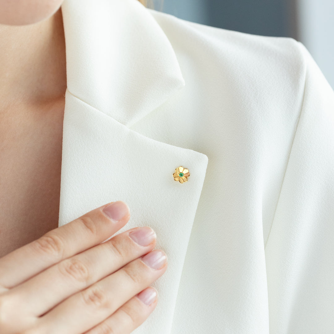 Broche de trébol con esmeralda y gardenia en oro amarillo de 9 quilates