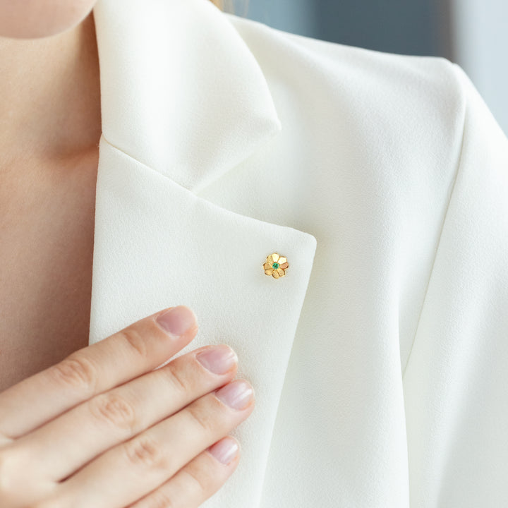 Broche de trébol con esmeralda y gardenia en oro amarillo de 9 quilates