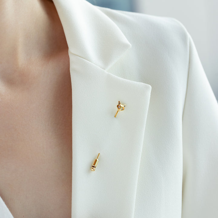 Pin de solapa de zorro con zafiro blanco y gardenia en oro amarillo de 9 quilates