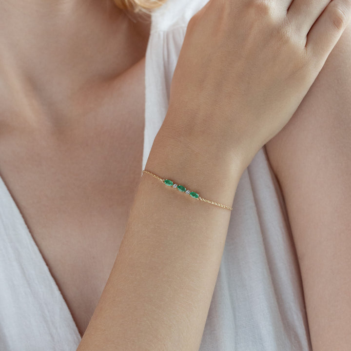 Brazalete de diamantes y rubíes ovalados de estilo clásico en oro amarillo de 9 quilates