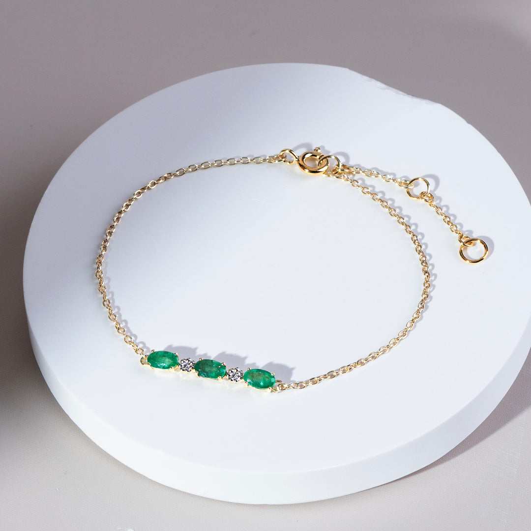 Brazalete de diamantes y rubíes ovalados de estilo clásico en oro amarillo de 9 quilates
