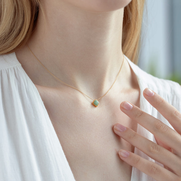 Colgante clásico con bisel de jade verde de talla cojín en oro amarillo de 9 quilates