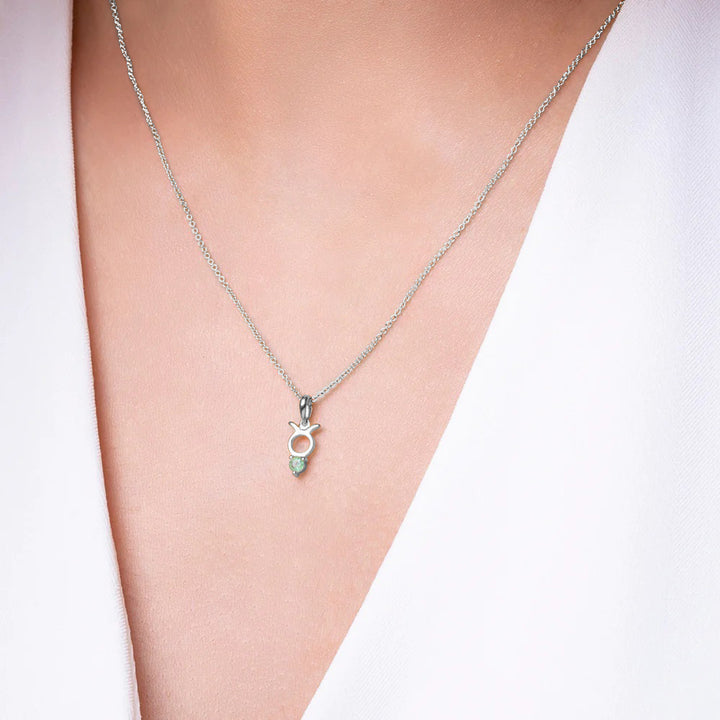 Collar con colgante de esmeralda del zodiaco Tauro en oro blanco de 9 quilates