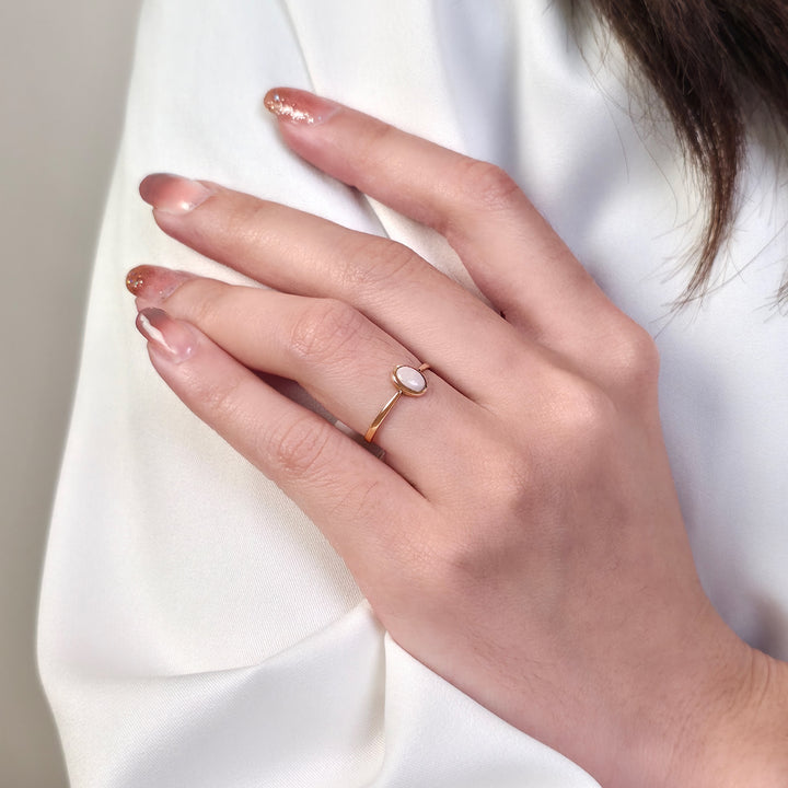 Anillo clásico de ópalo ovalado en oro amarillo de 9 quilates