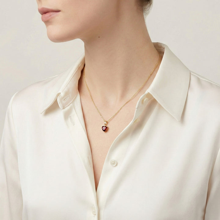 Colgante clásico de corazón con amatista en oro amarillo de 9 ct