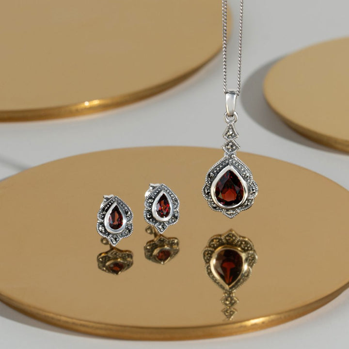 Aretes estilo Art Nouveau con hoja de marcasita y granate pera en plata de ley 925