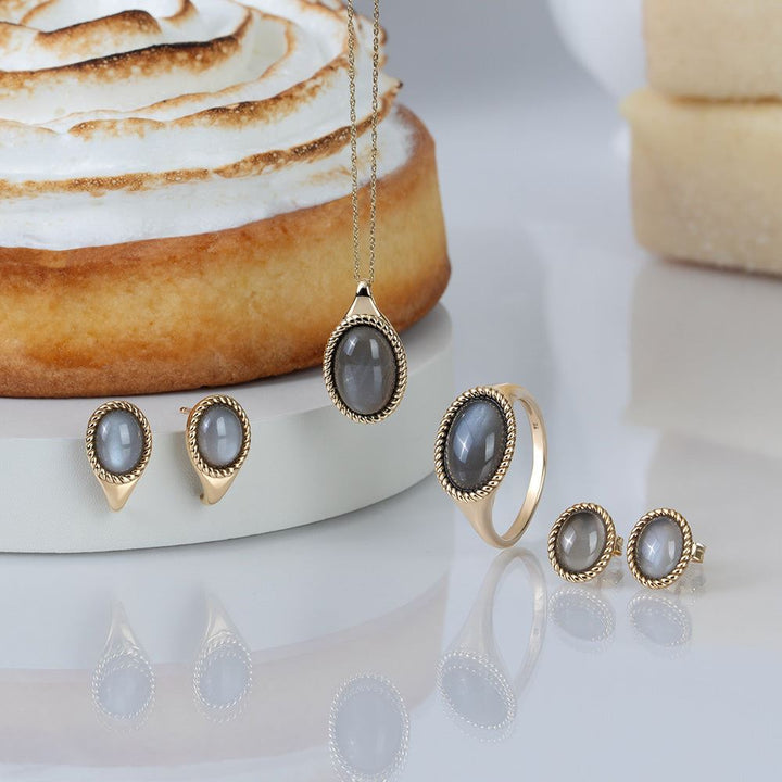 Pendientes clásicos de piedra lunar negra ovalada en oro amarillo de 9 quilates