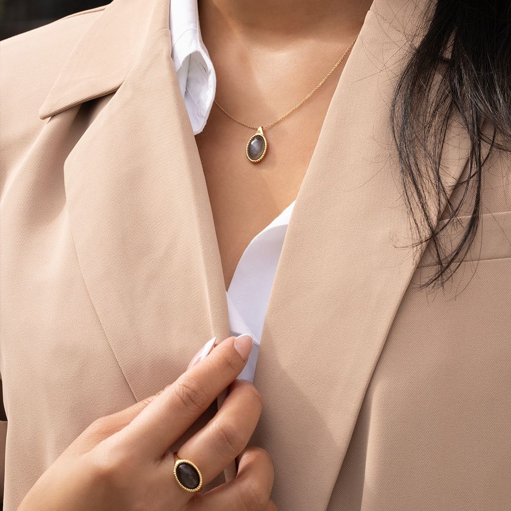 Collar clásico con colgante de piedra lunar negra ovalada en oro amarillo de 9 quilates