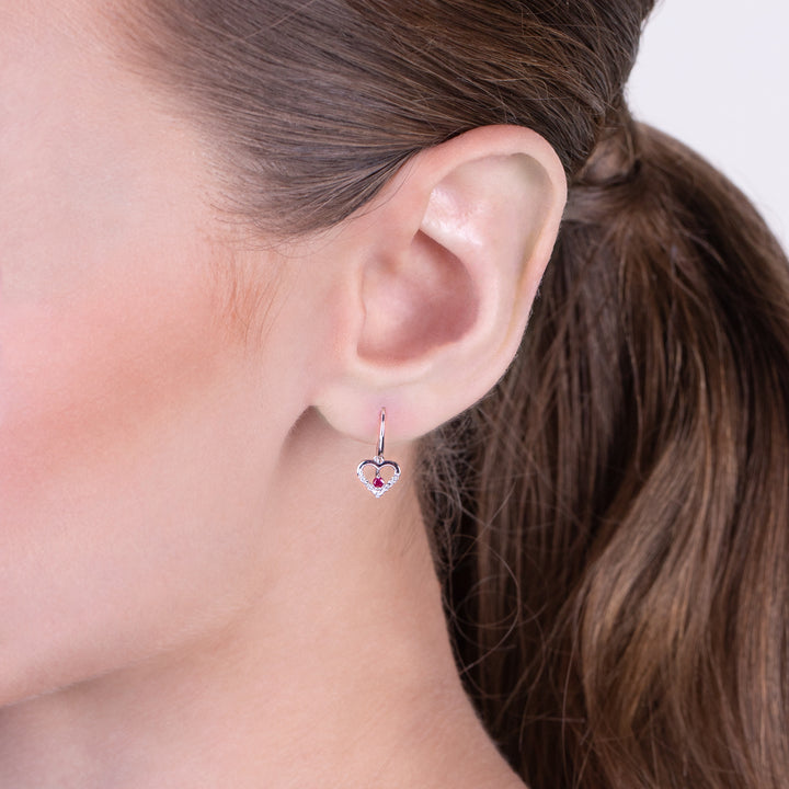 Aretes colgantes redondos clásicos en forma de corazón con diamantes y rubíes en oro blanco de 9 quilates