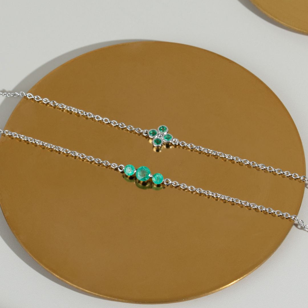 Brazalete de trébol con montura de bisel de esmeralda redonda floral en plata de ley