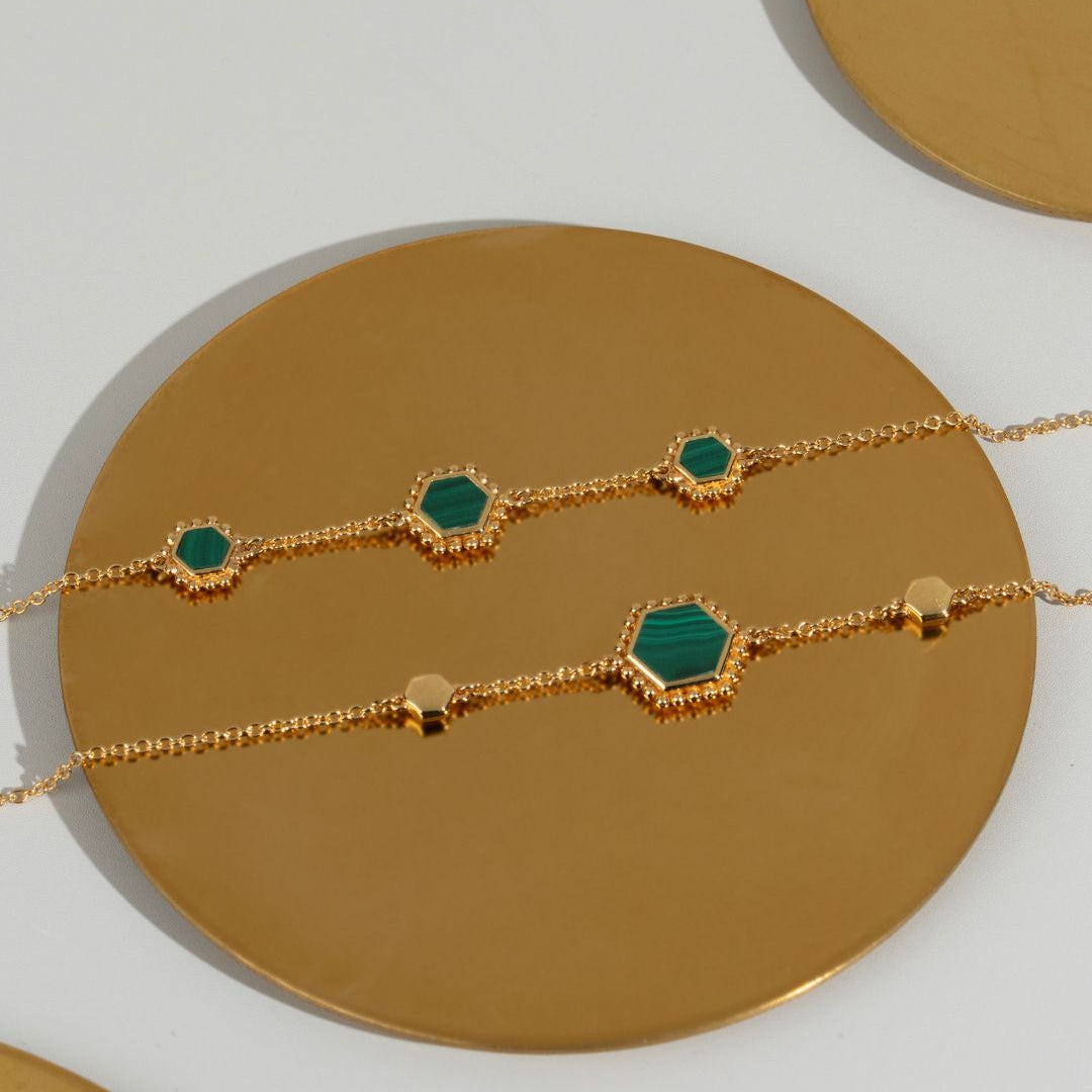Brazalete de cadena hexagonal con corte plano de malaquita en plata chapada en oro
