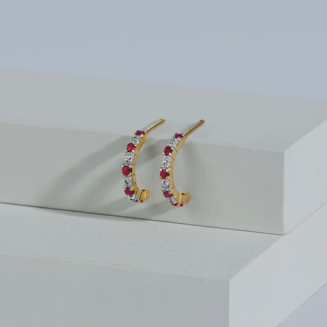 Aretes estilo argolla de diamantes y zafiros redondos clásicos en oro amarillo de 9 quilates