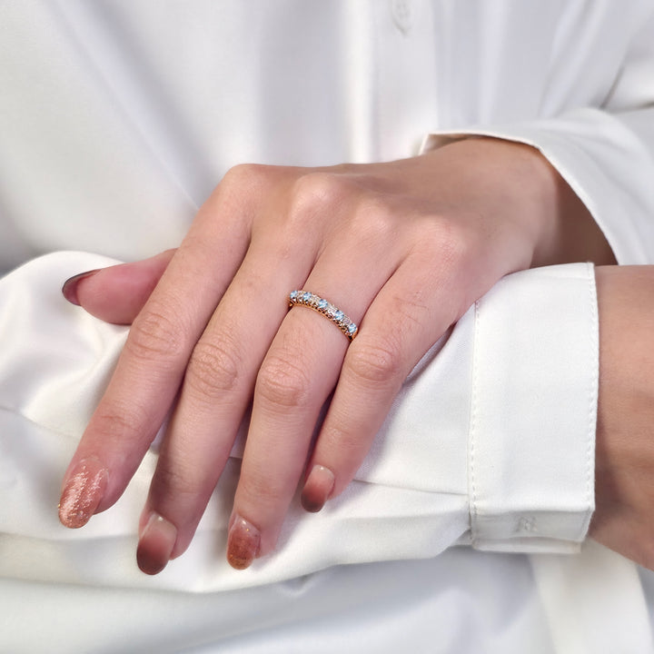 Anillo de eternidad clásico redondo con topacio azul y diamantes en oro amarillo de 9 quilates